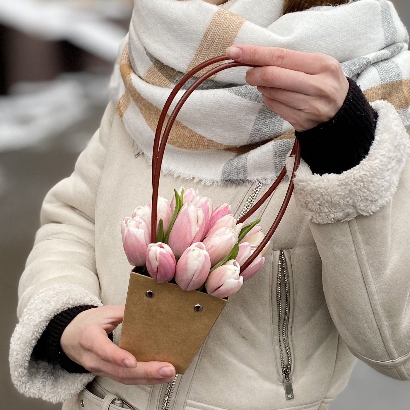 Тюльпан Бело-розовый в сумочке