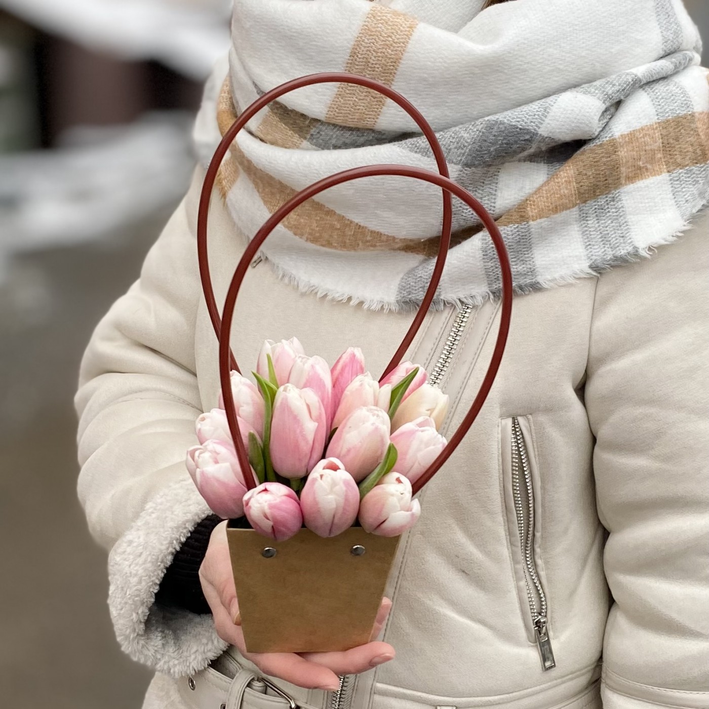 Тюльпан Бело-розовый в сумочке
