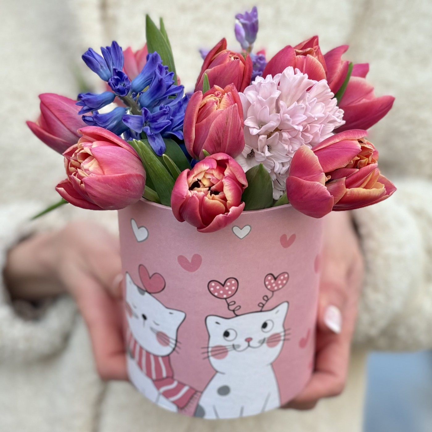 Тюльпаны с гиацинтами в коробке Котики