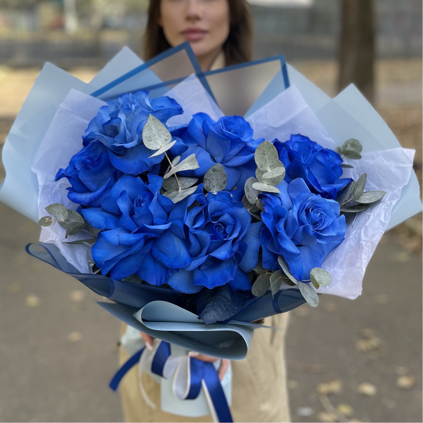 ВАУ-букет из синих роз с эвкалиптом