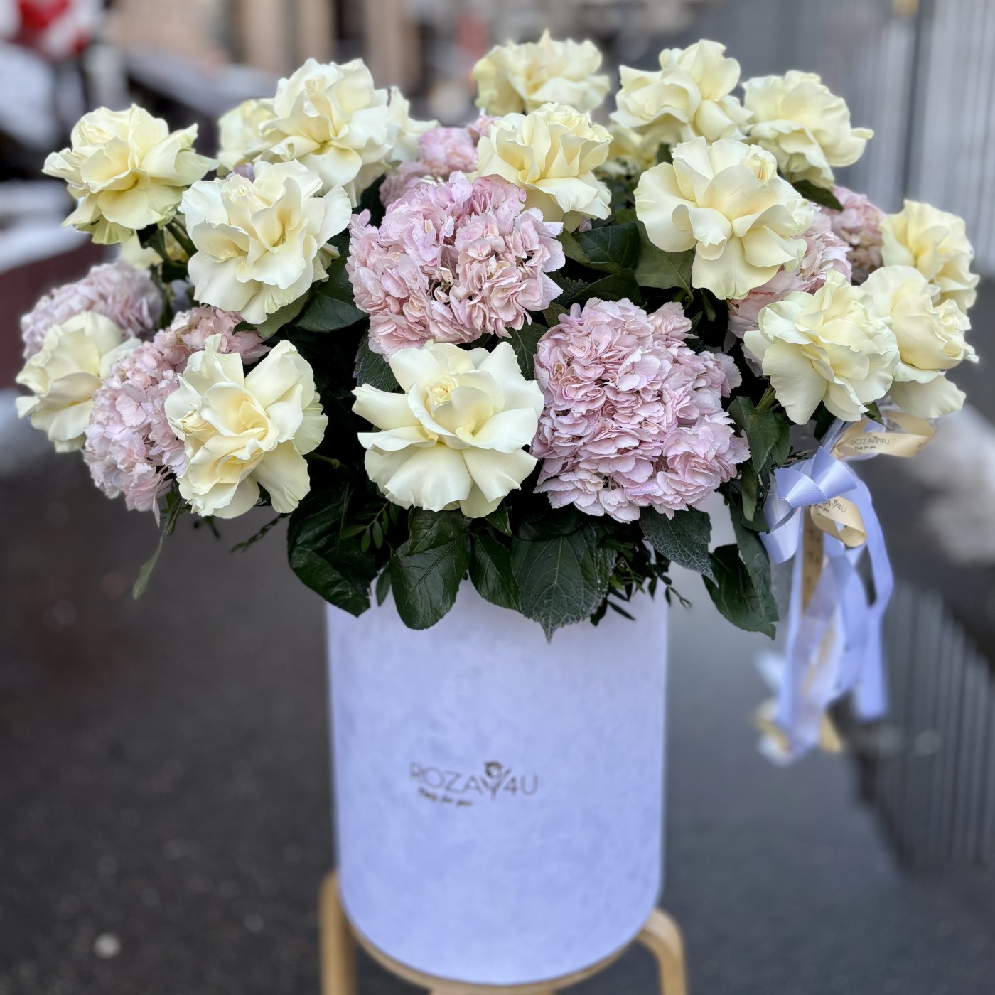 ВАУ-букет с белыми розами и гортензией