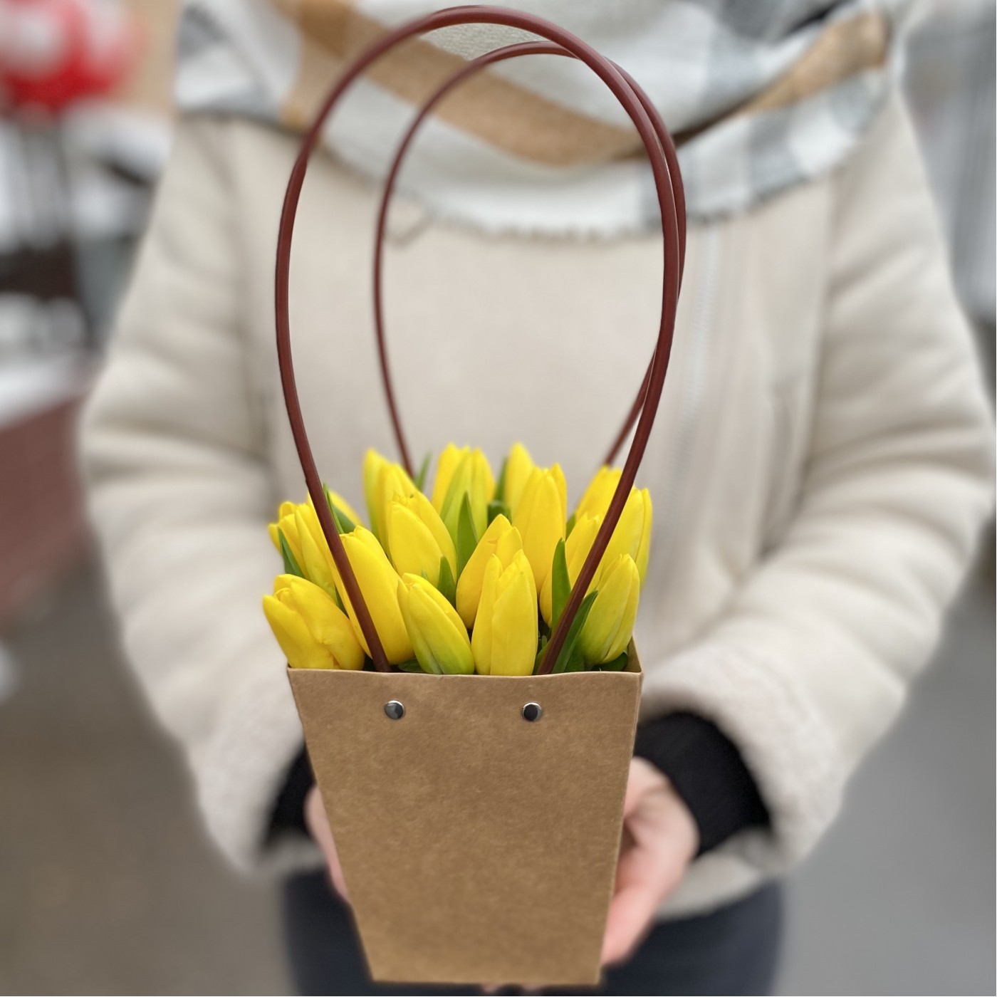 Желтые тюльпаны в сумочке