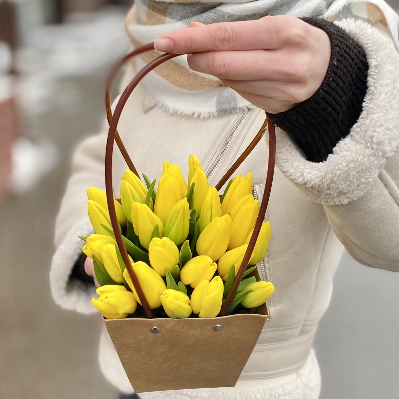Желтые тюльпаны в сумочке
