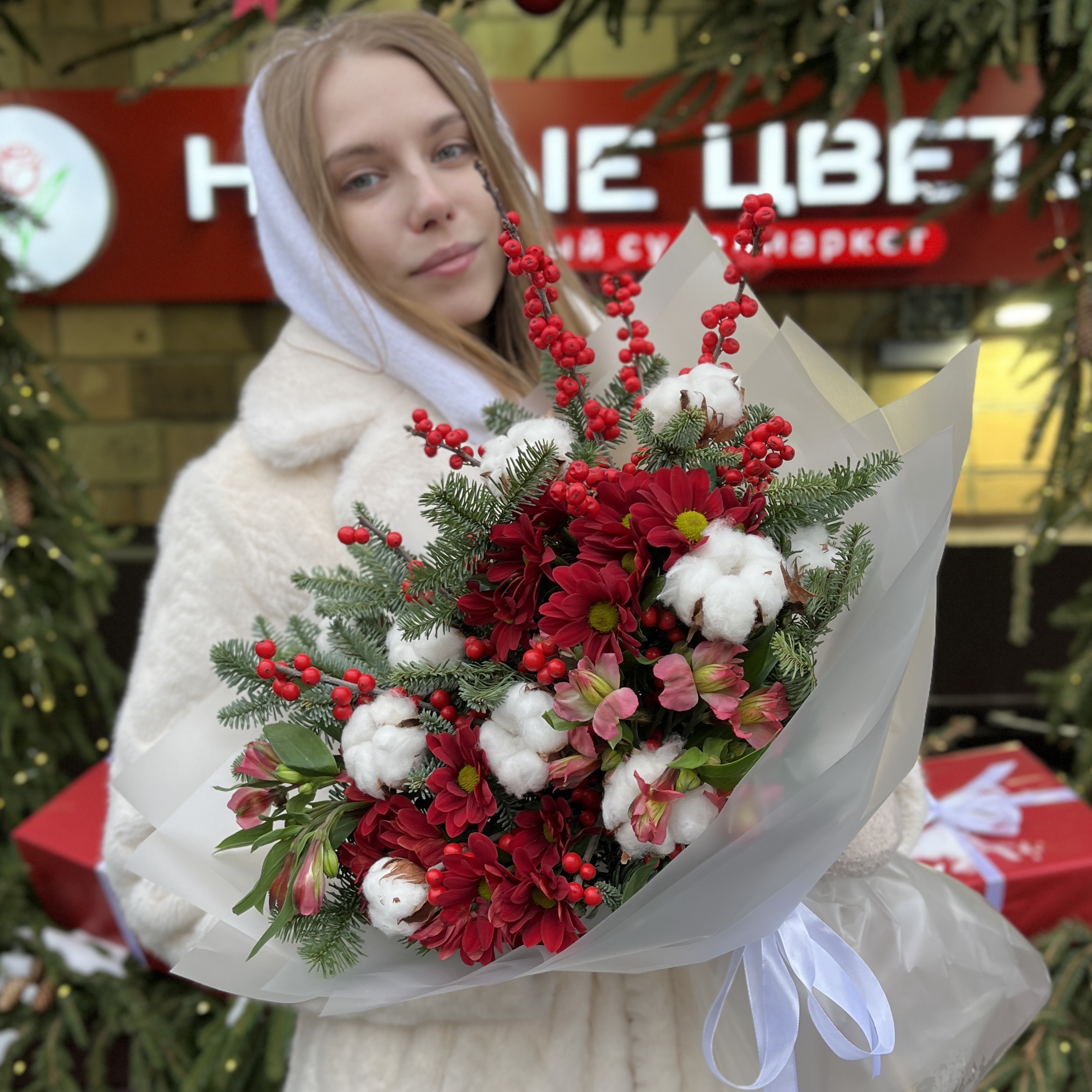 Зимний букет с хризантемой Яркая Ночь