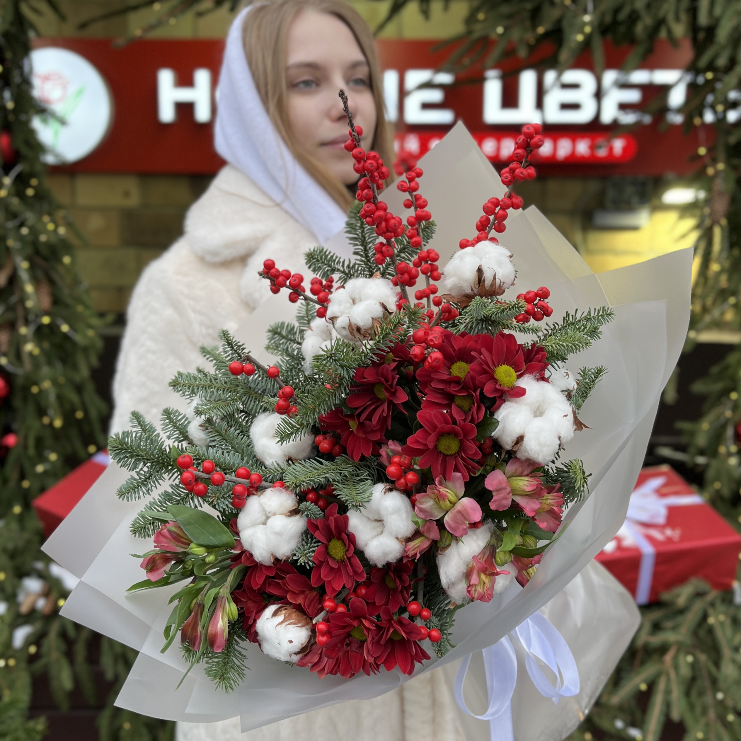 Зимний букет с хризантемой Яркая Ночь