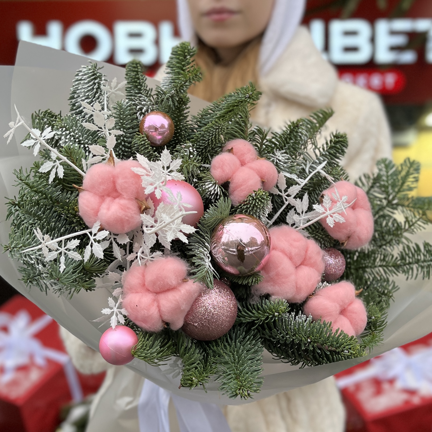 Зимний букет с розовым хлопком и декором