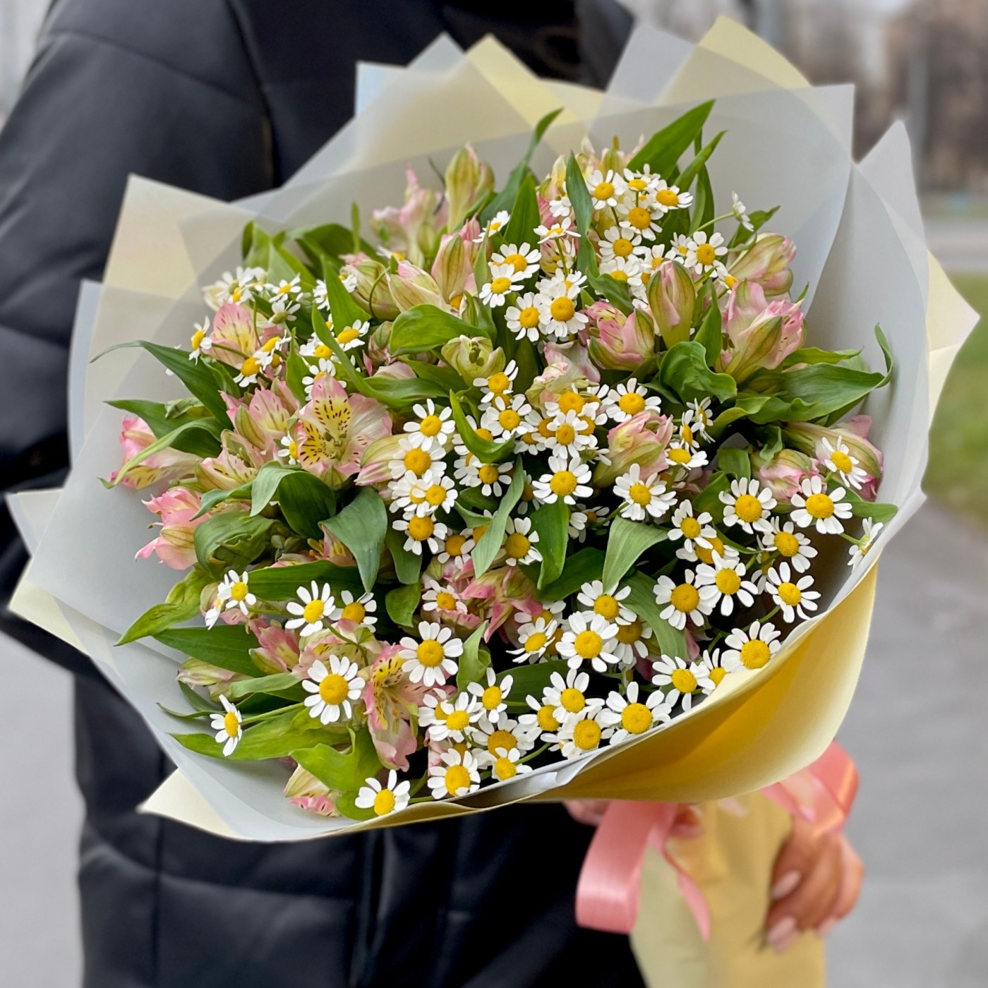 Альстромерии с ромашкой