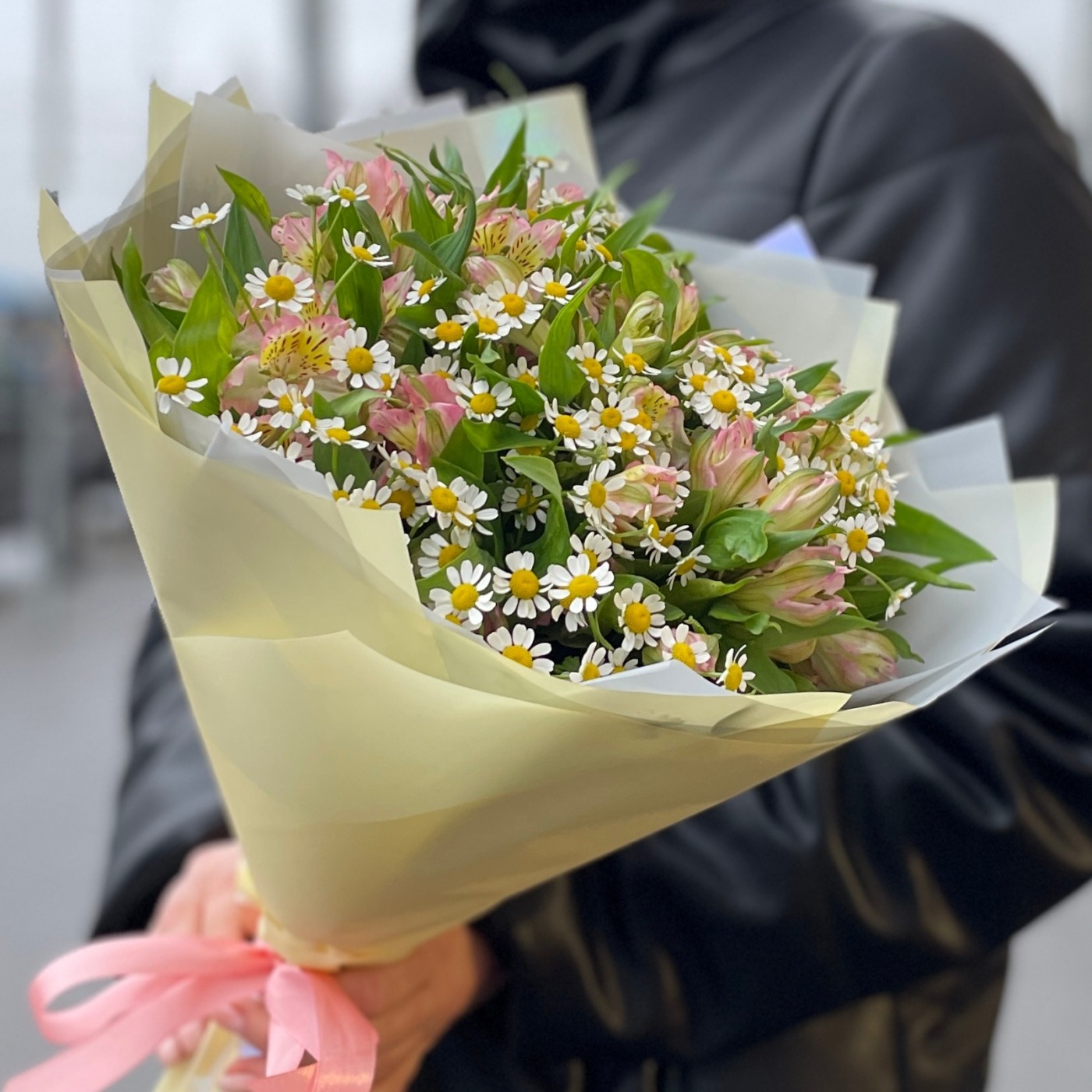 Альстромерии с ромашкой