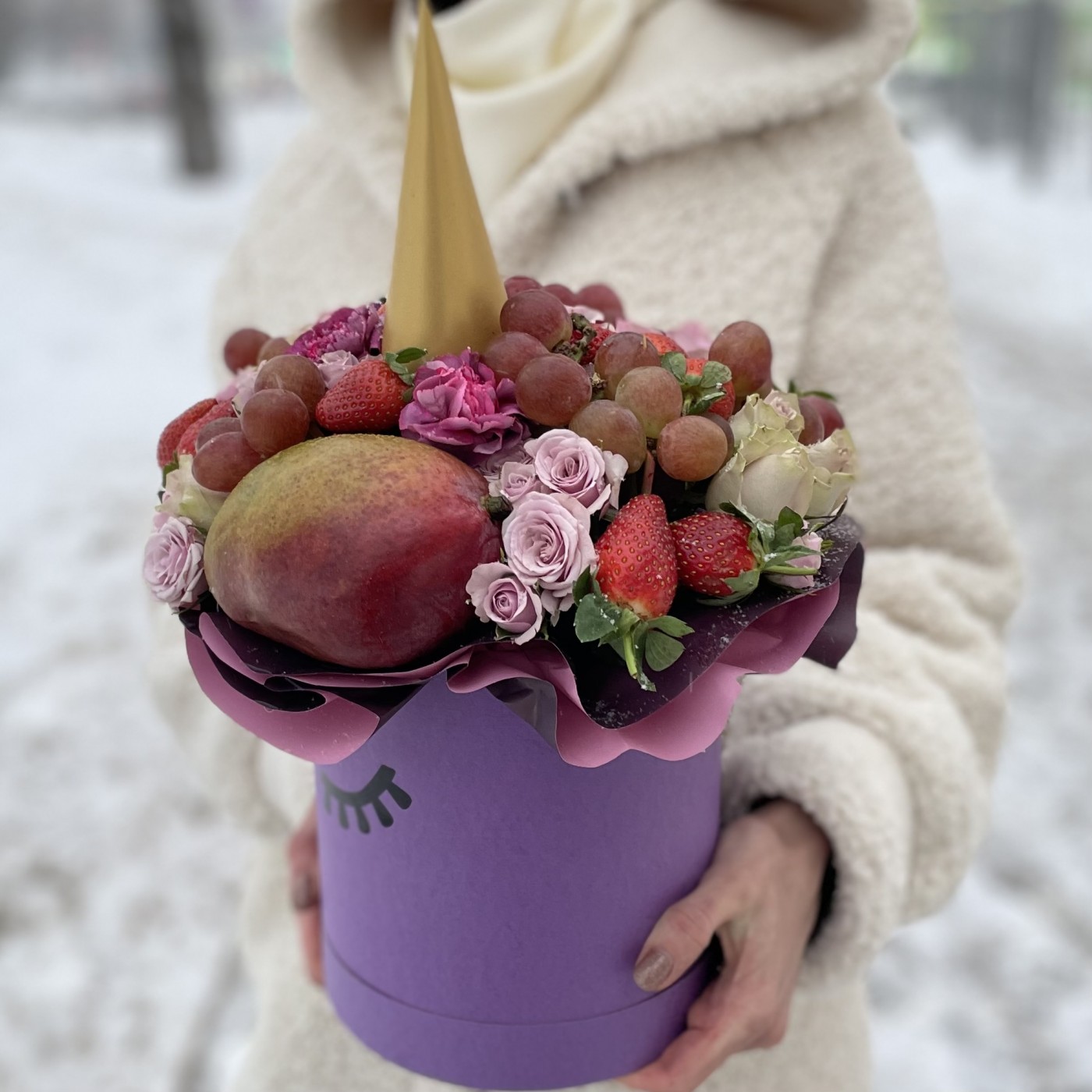 Авторская композиция Единорог с фруктами и цветами