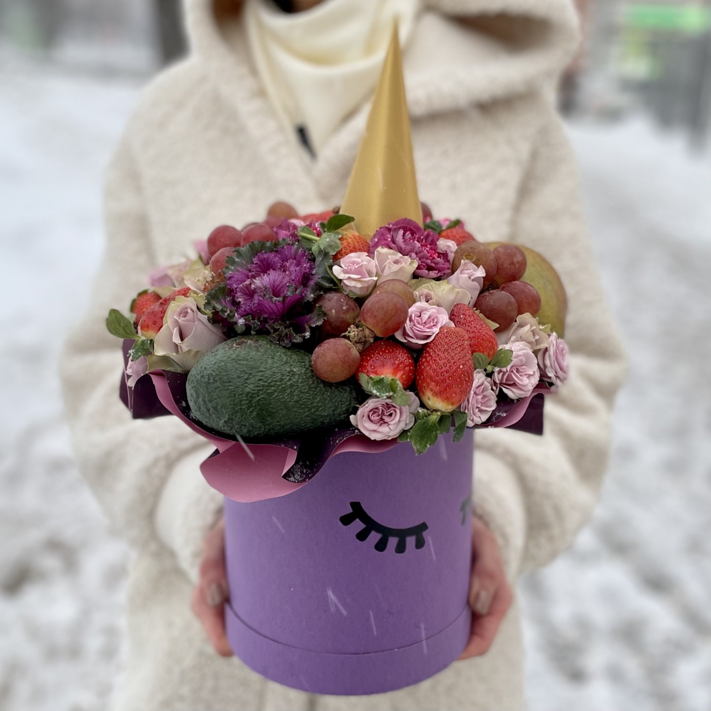 Авторская композиция Единорог с фруктами и цветами