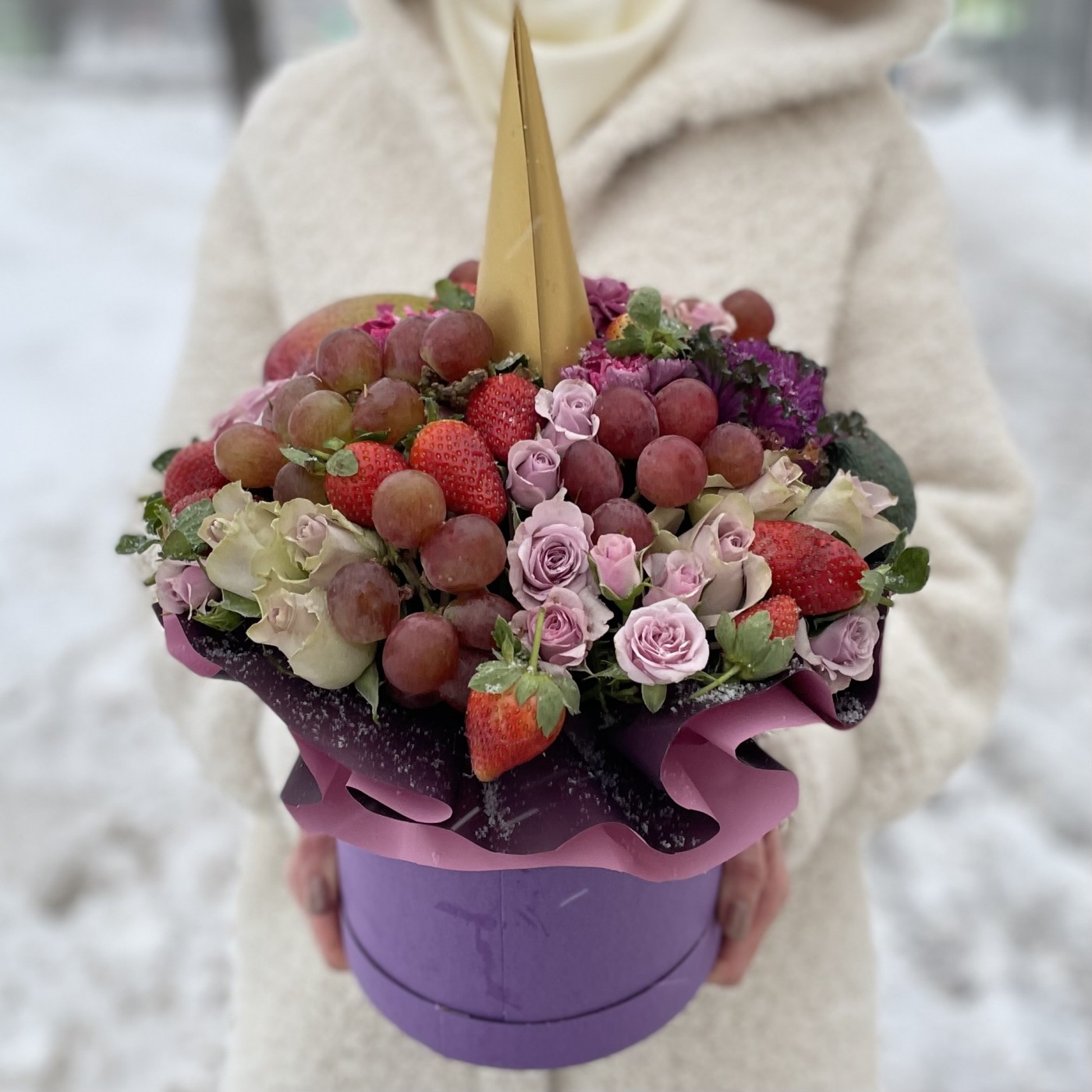 Авторская композиция Единорог с фруктами и цветами
