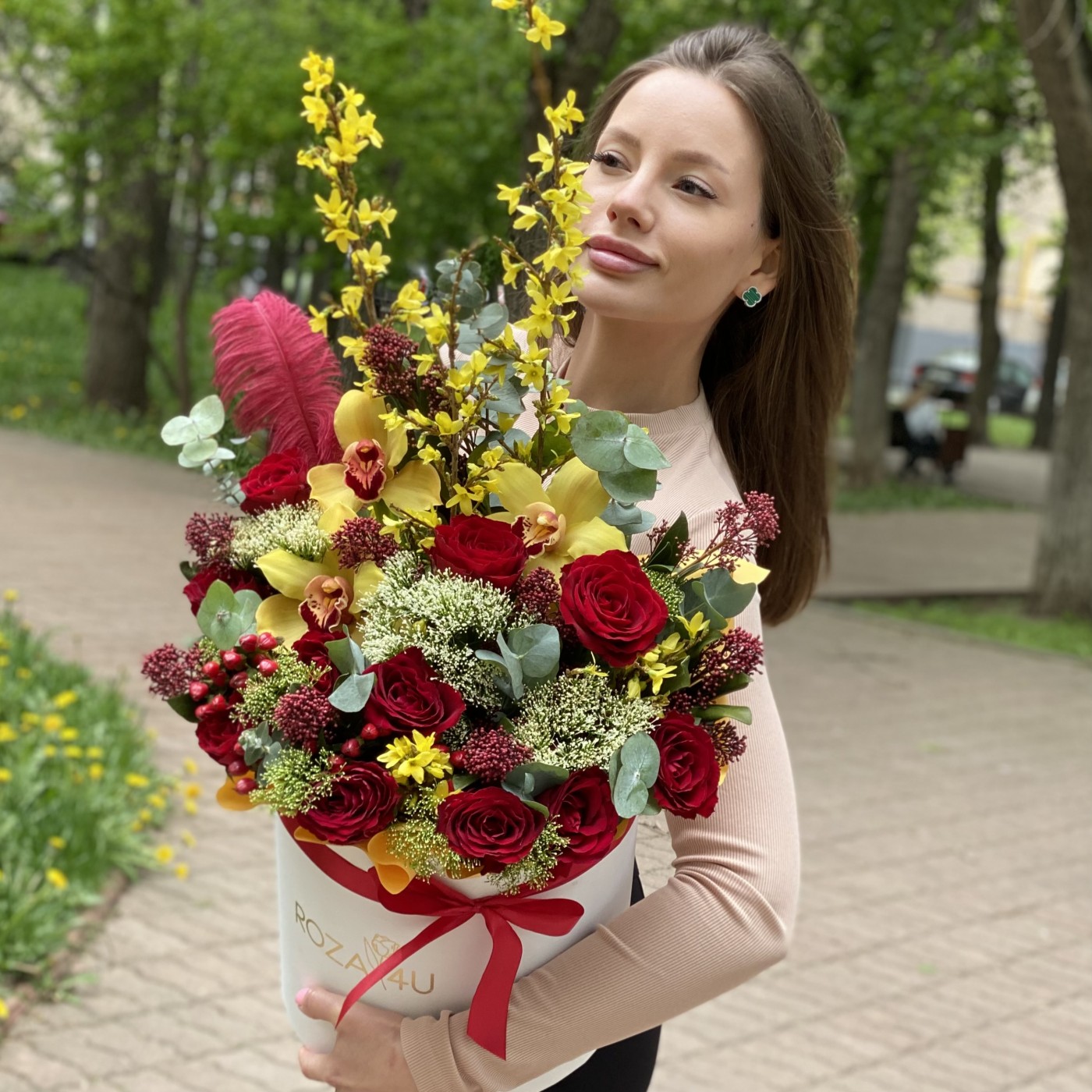 Авторская композиция Весна с форзицией