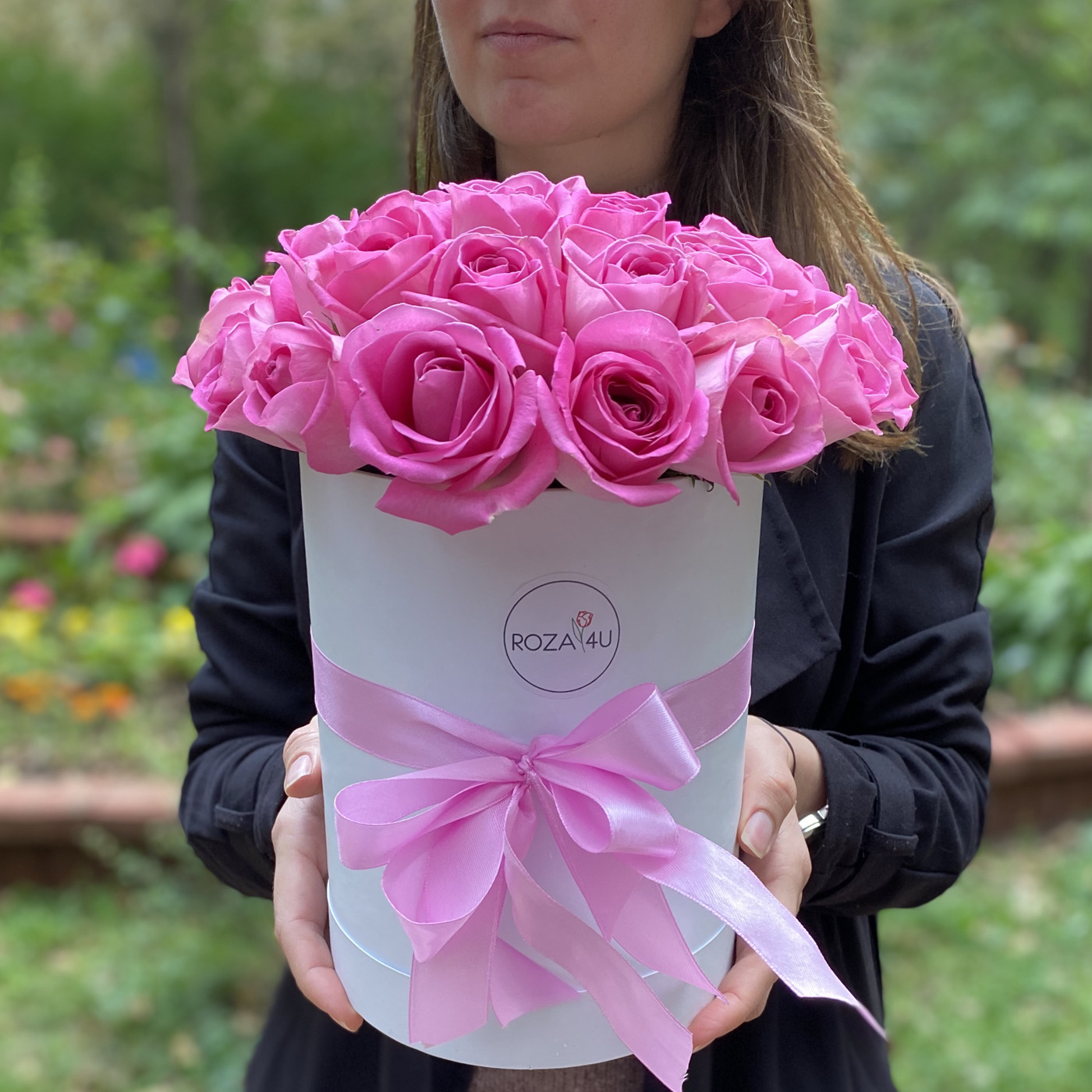 29 розовых роз в коробке