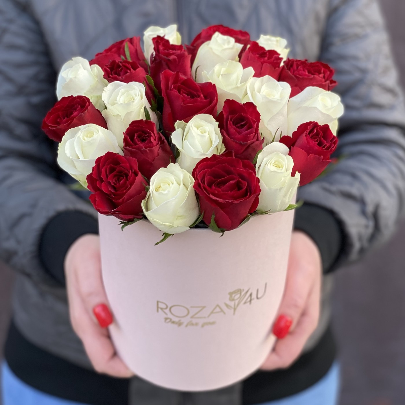 25 белых и красных роз в коробке