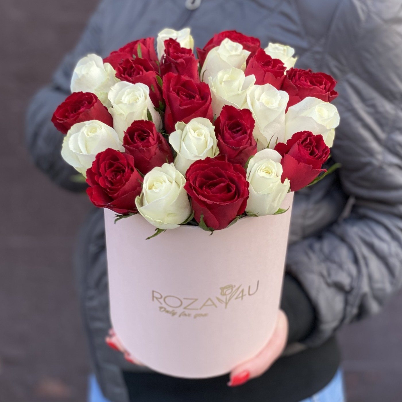 25 белых и красных роз в коробке