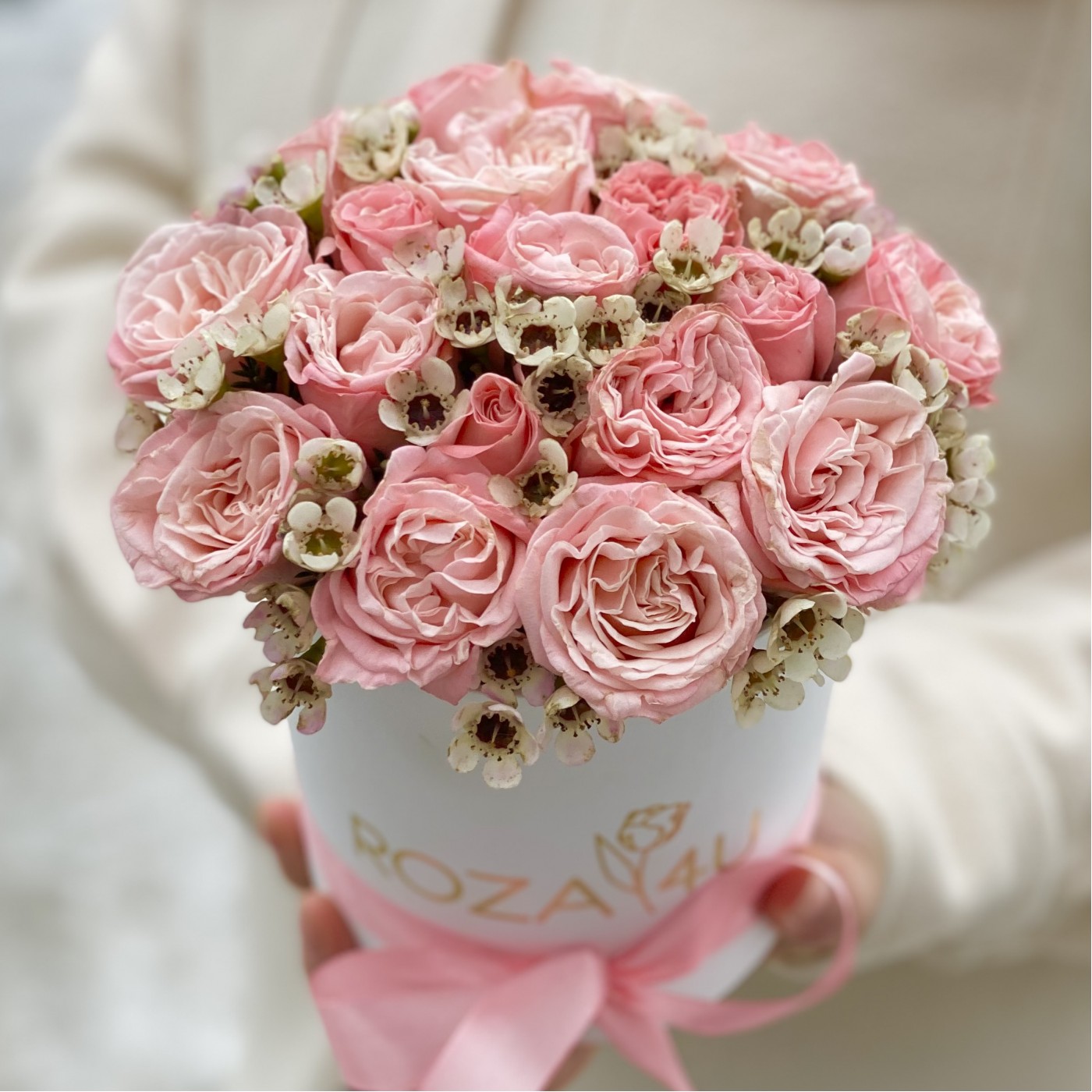 Розовые розы Мадам Бомбастик с ваксфлауэром коробке