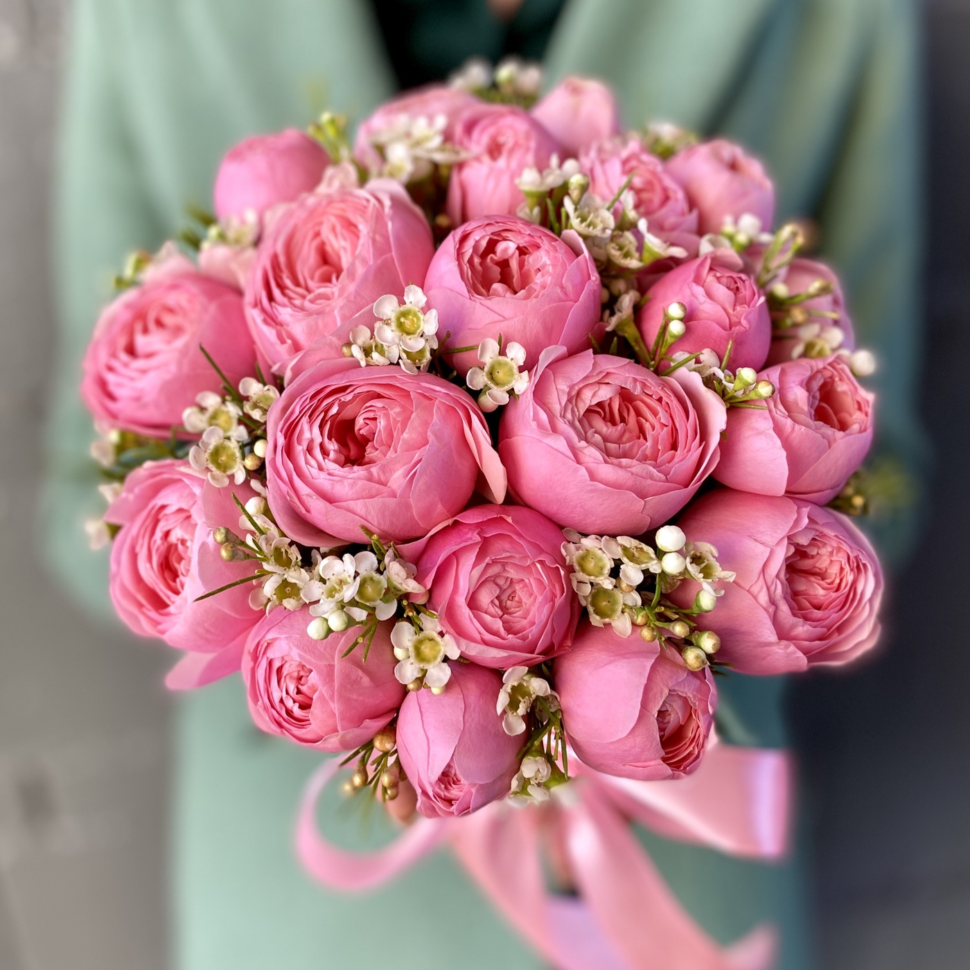 Розовые пионовидные розы в шляпной коробке