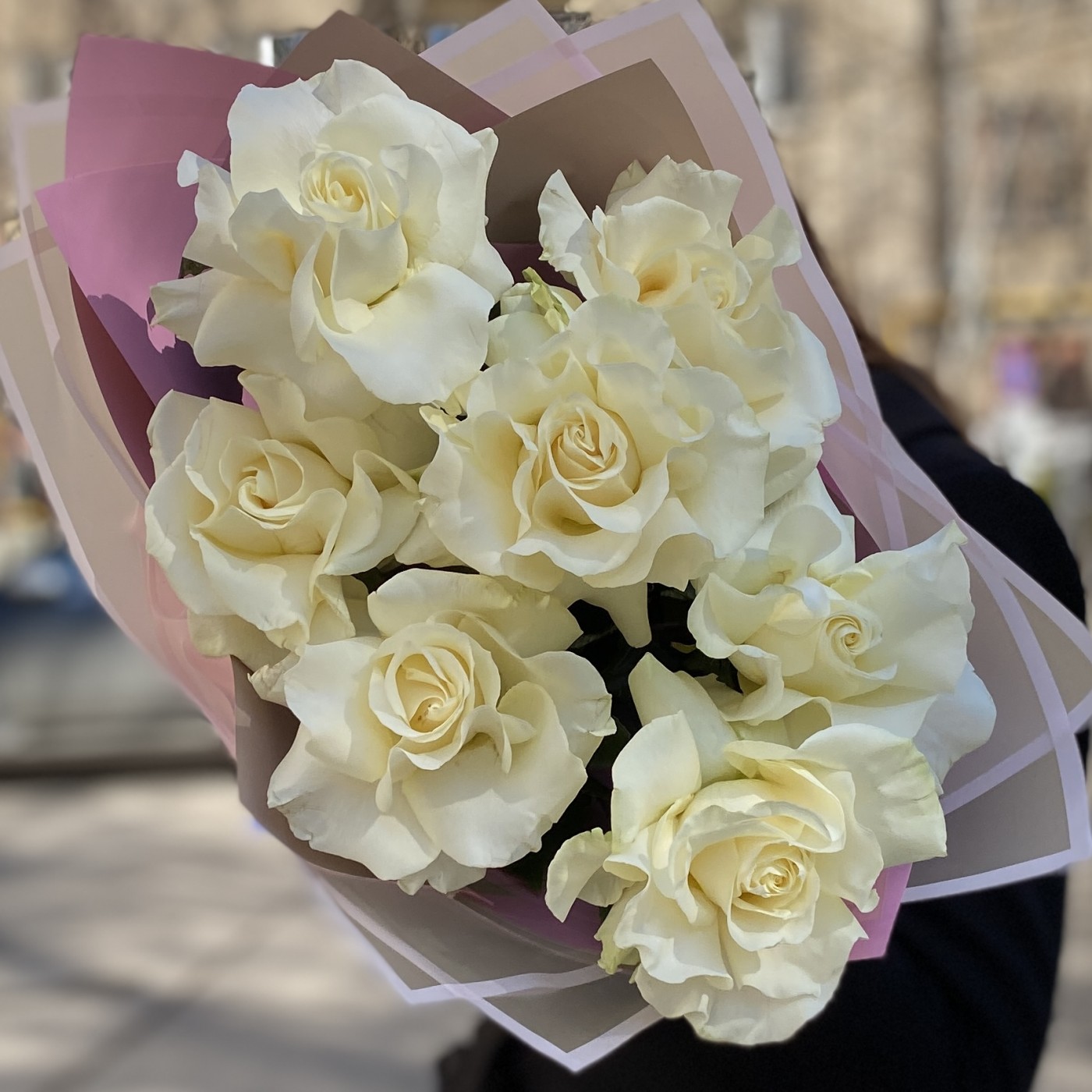 Букет из 7 крупных белых роз