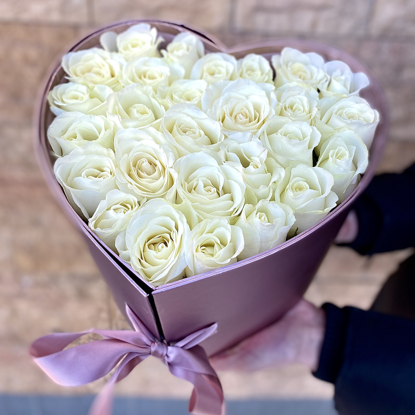 Белые розы в сердце-шкатулке