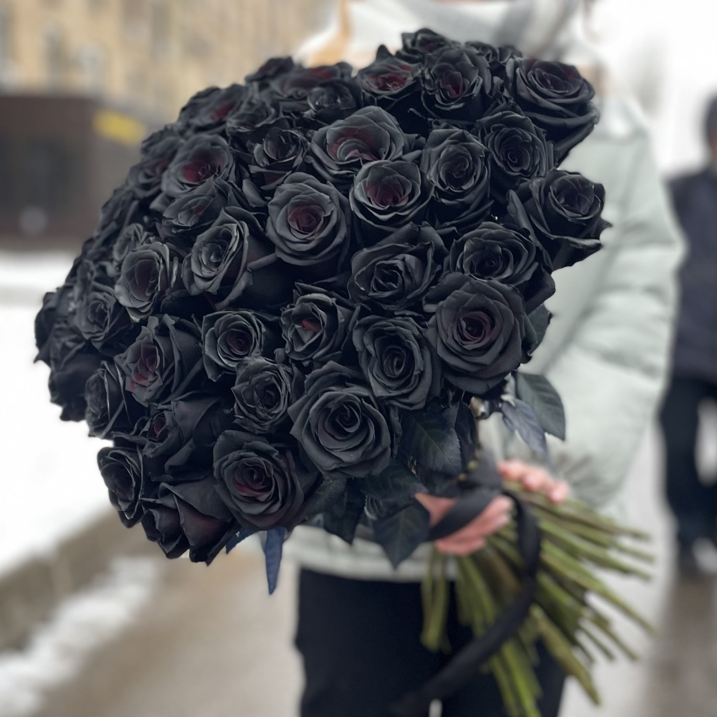 Траурный букет черных роз