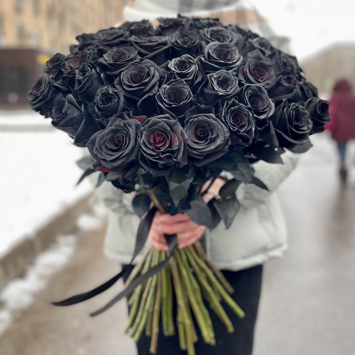 Траурный букет черных роз