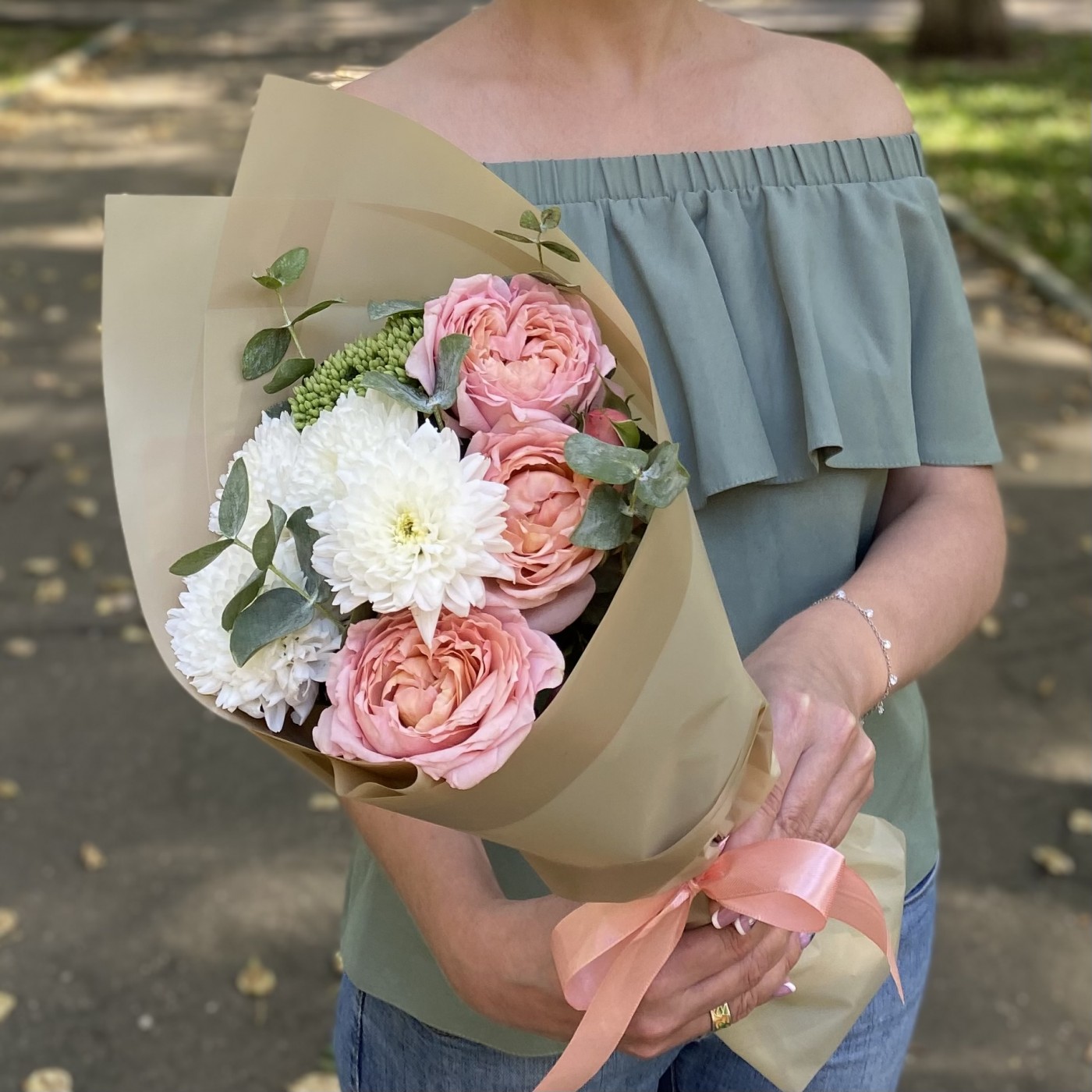 Букет с кустовой пионовидной розой и хризантемой Первоклашка