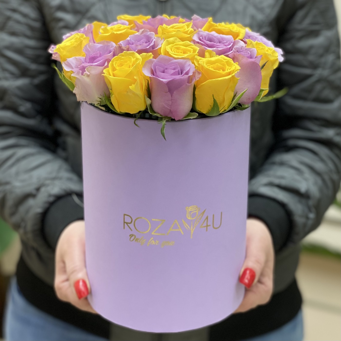25 желтых и фиолетовых роз в коробке
