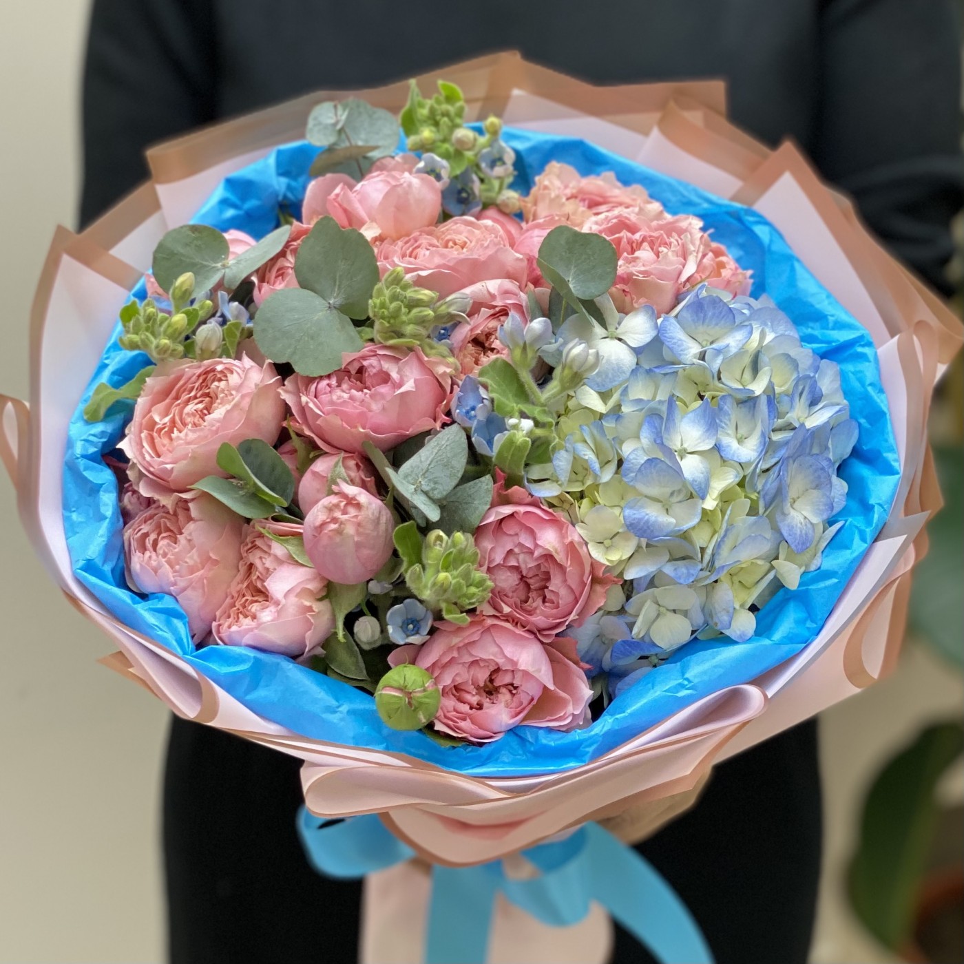 Нежный букет с голубой гортензией и пионовидными розами Джульетта | доставка по Москве и области