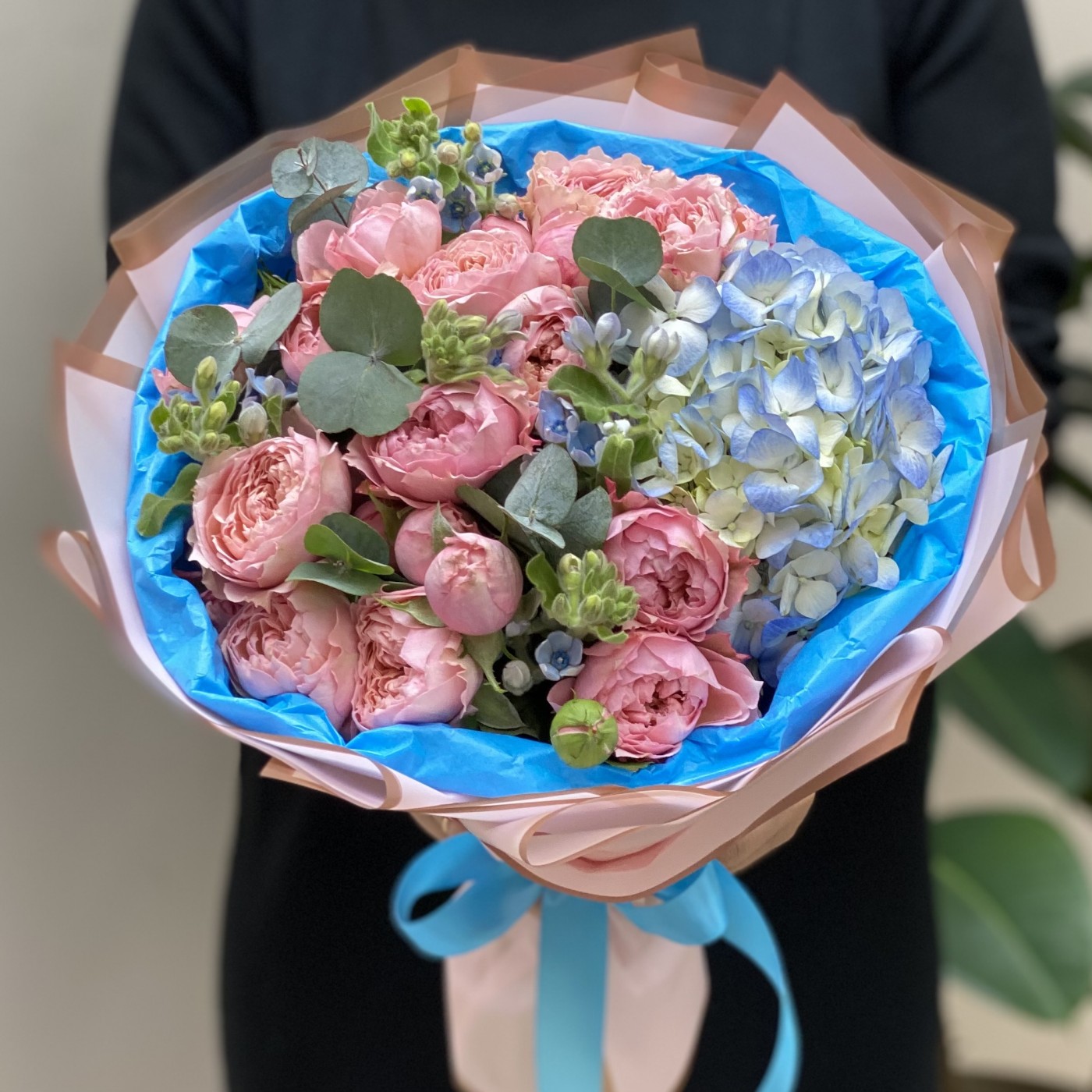 Нежный букет с голубой гортензией и пионовидными розами Джульетта