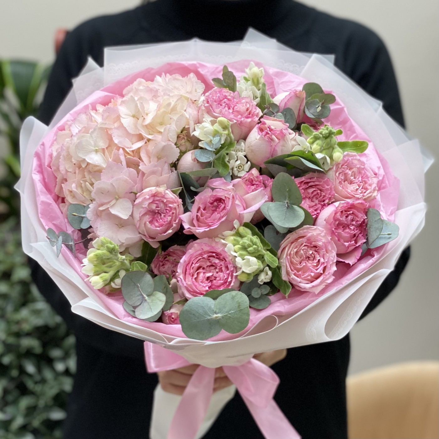 Нежный букет с розовой гортензией и пионовидными розами Пинк Блоссом