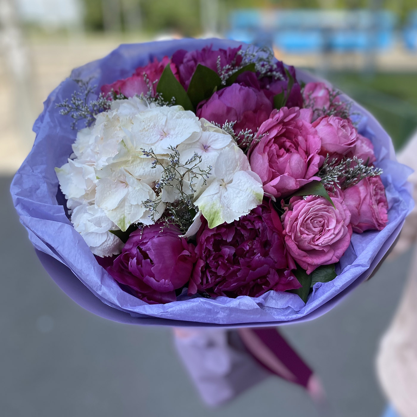 Букет с яркими пионами
