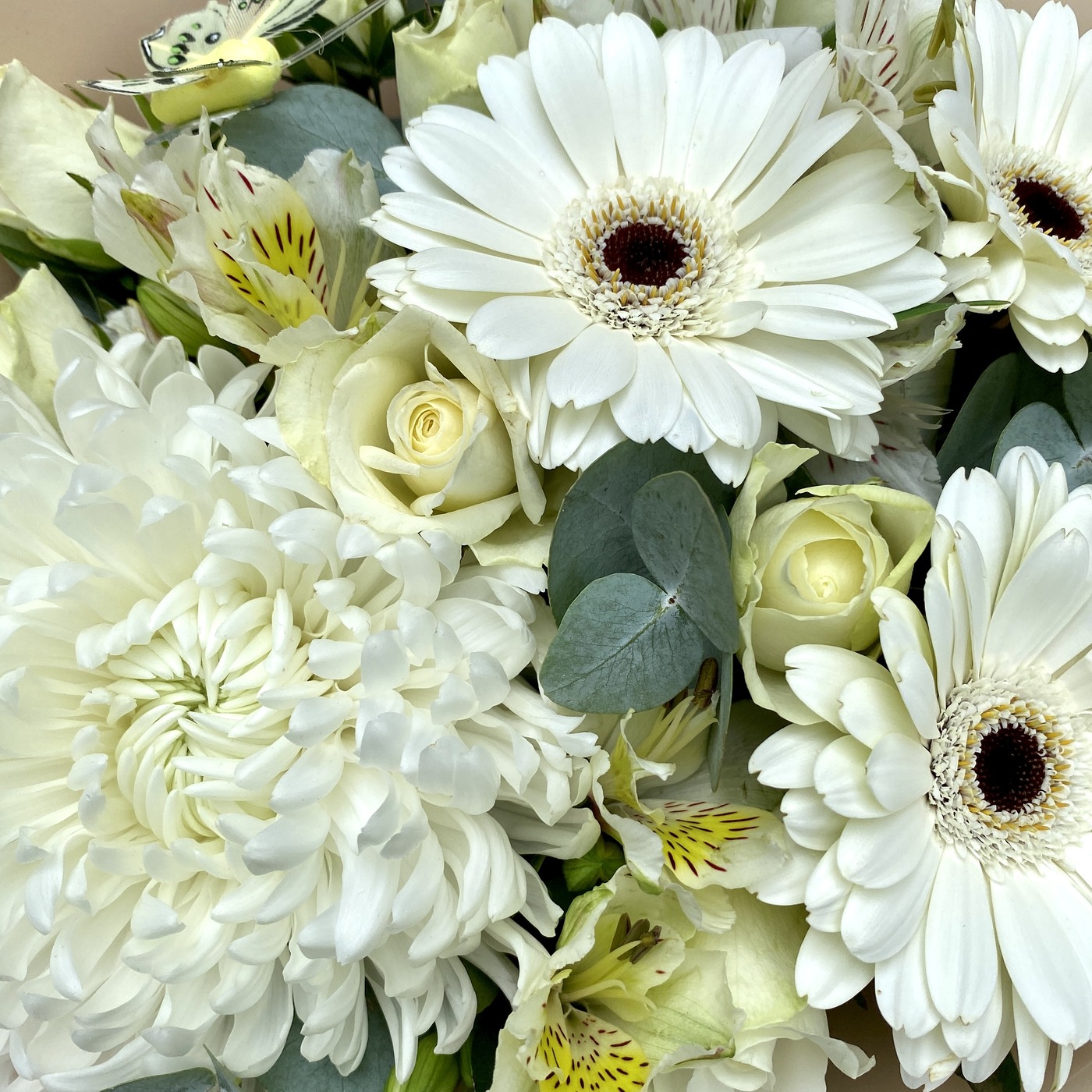 Сборный букет белых цветов