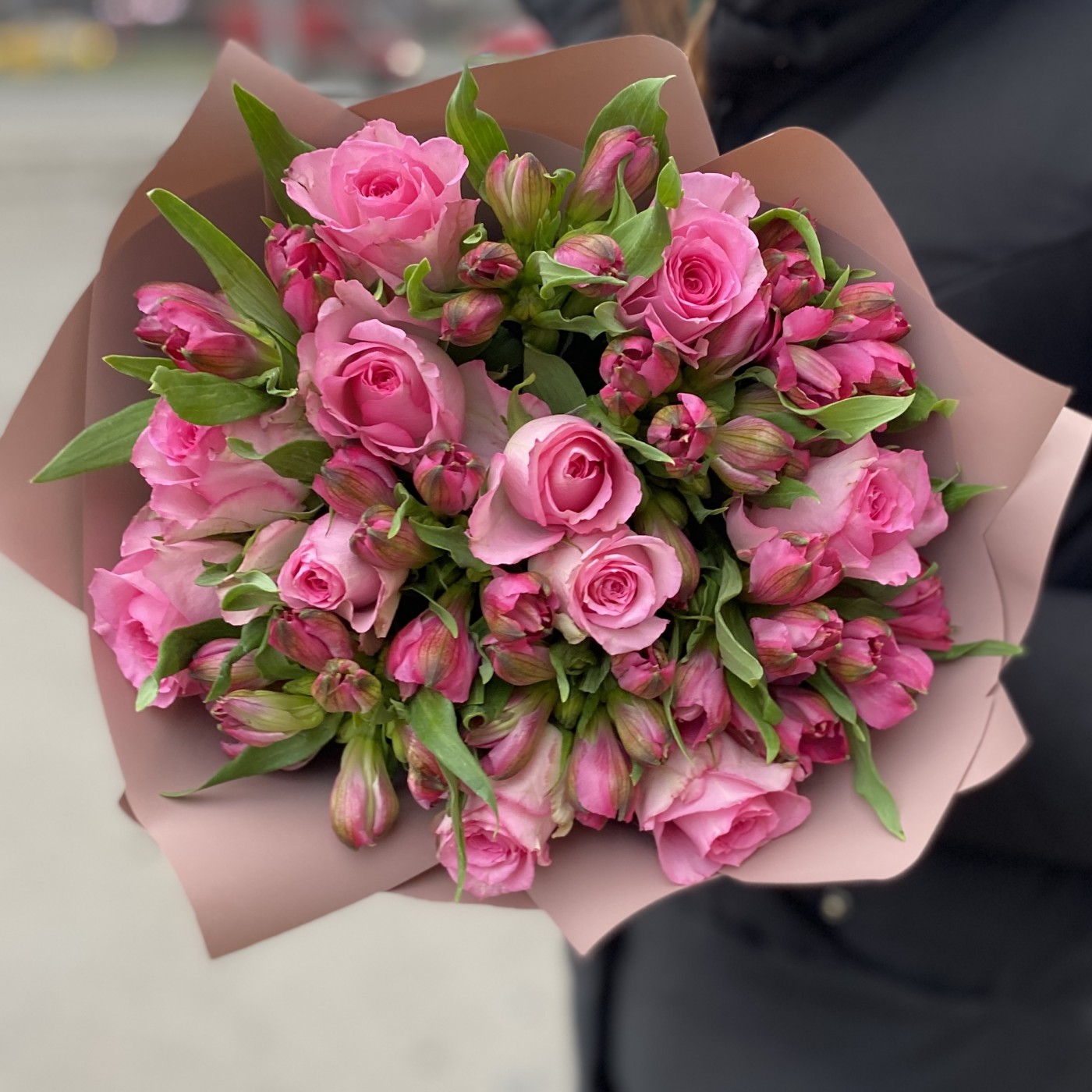Розовый букет роз и альстромерий