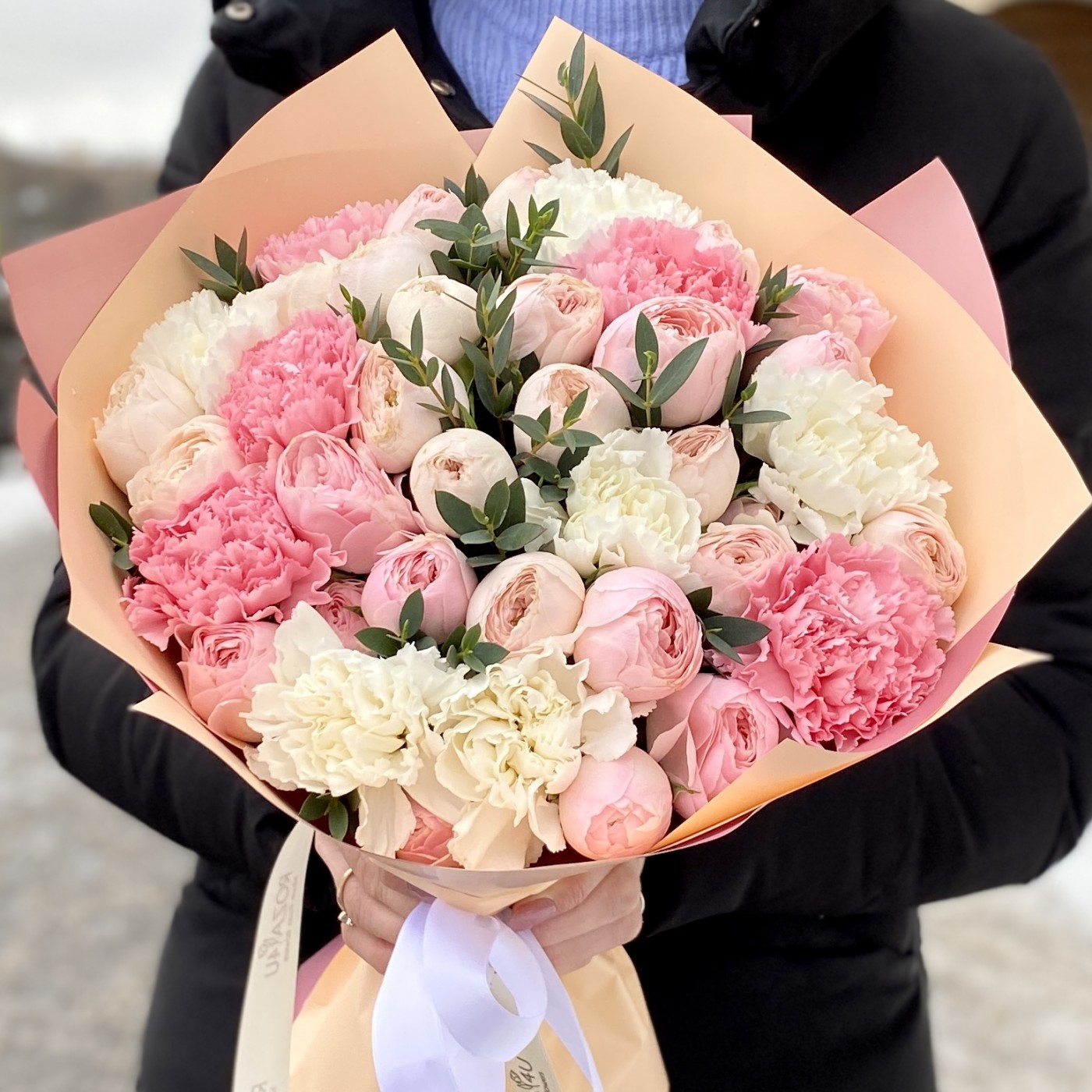 Сборный букет пионовидных роз и Диантусов