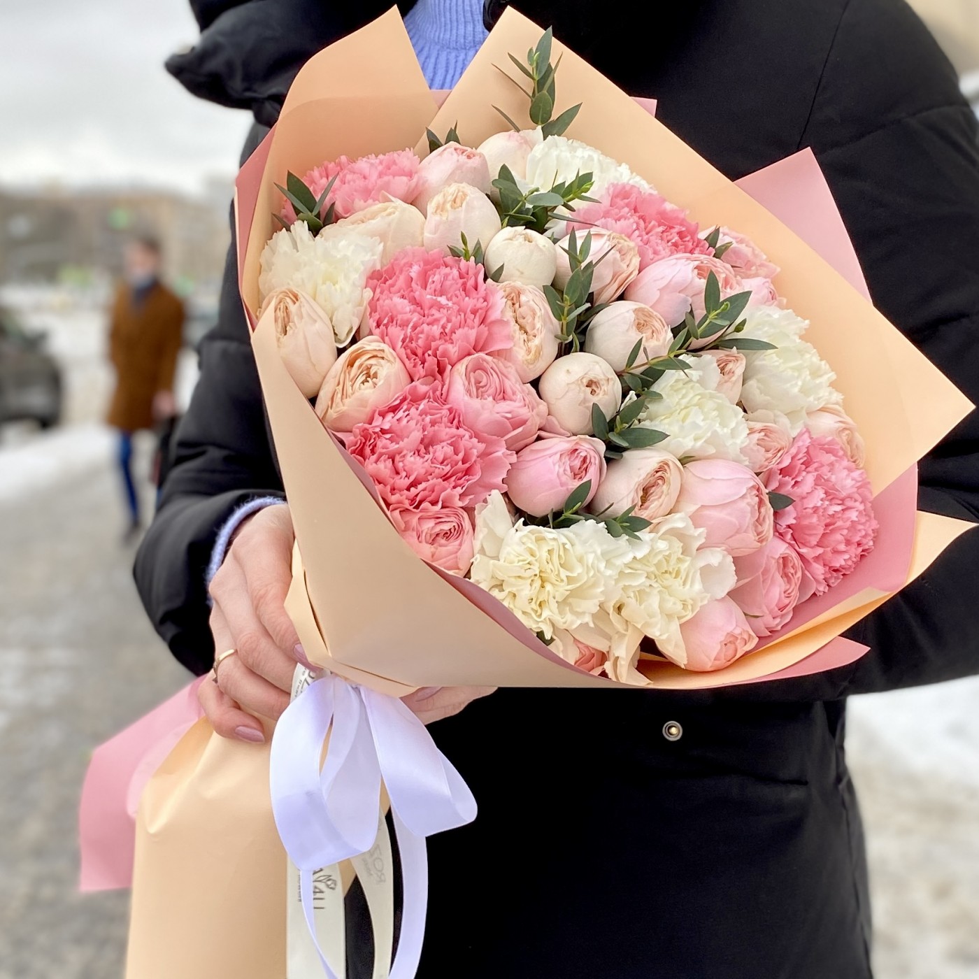 Сборный букет пионовидных роз и Диантусов