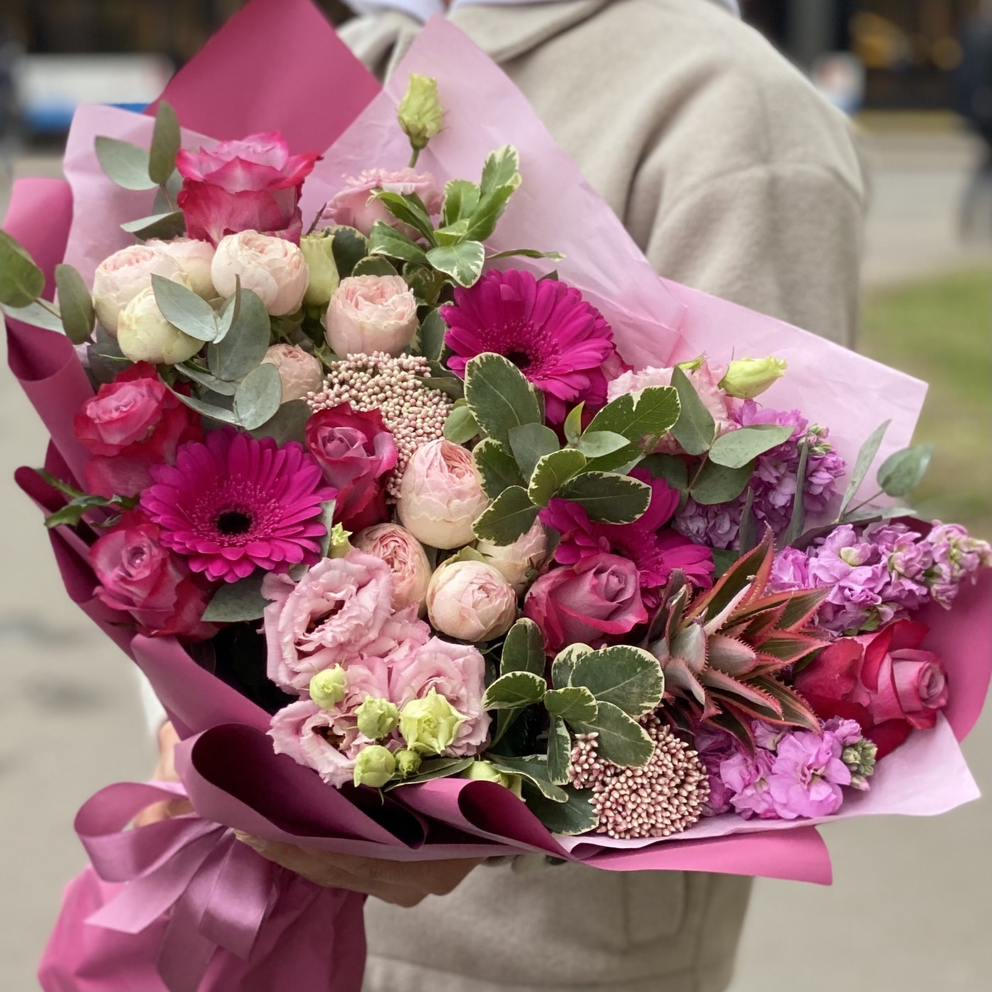 Букет Стильная штучка с розами, ананасом и гермини | доставка по Москве и  области | Roza4u.ru