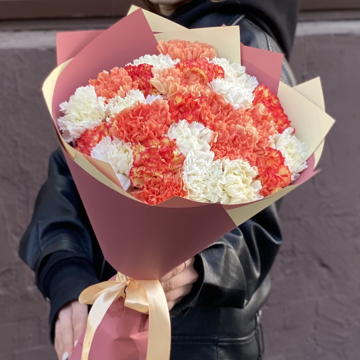 25 белых и оранжевых гвоздик