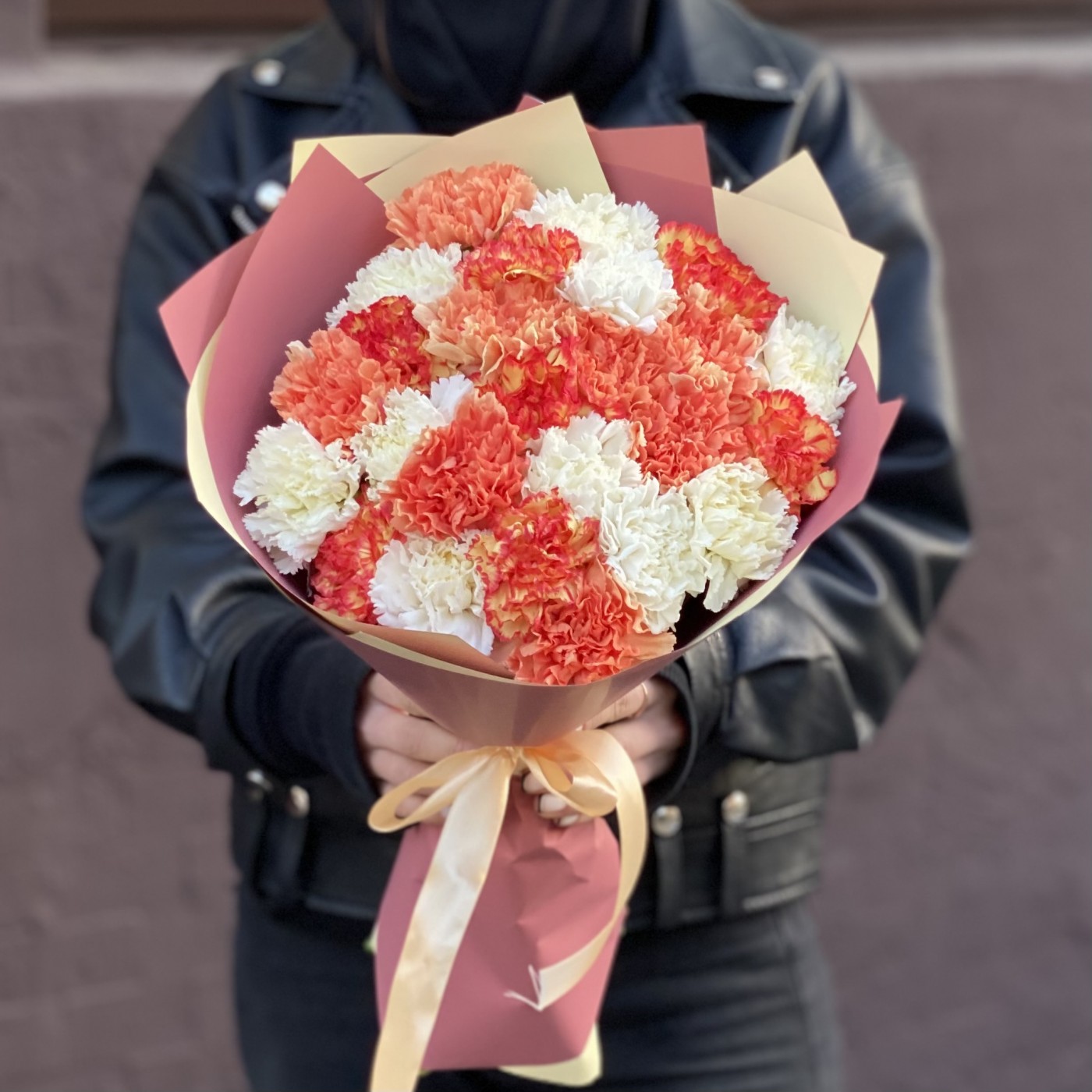 25 белых и оранжевых гвоздик