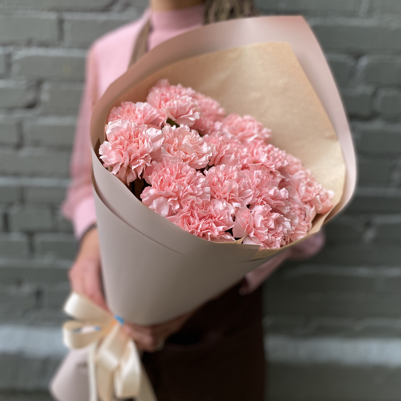 Букет из нежно-розовых гвоздик