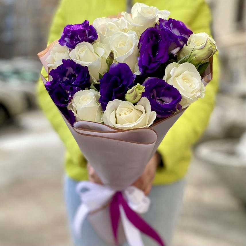 Фиолетовый букет эустом и роз