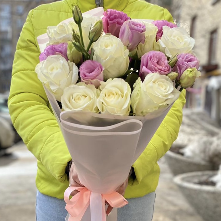 Розовый букет эустом и роз