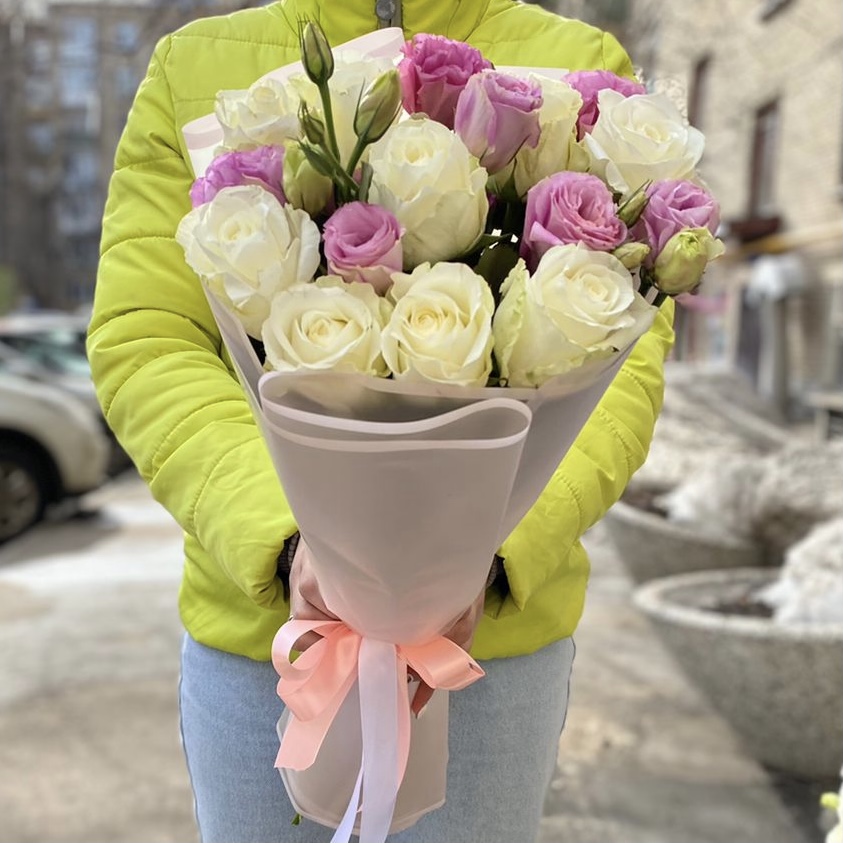 Розовый букет эустом и роз