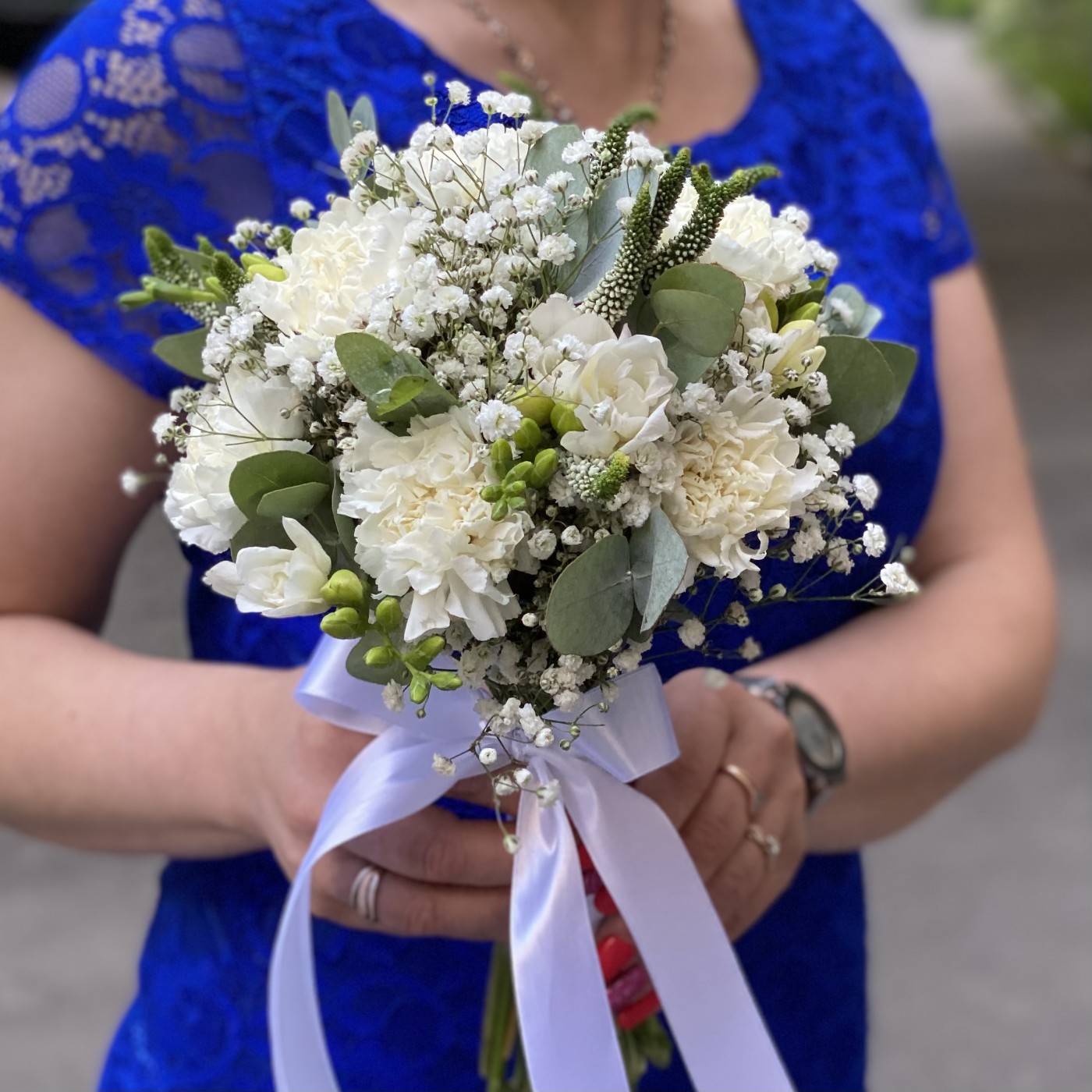 Букет невесты с белыми гвоздиками и фрезией