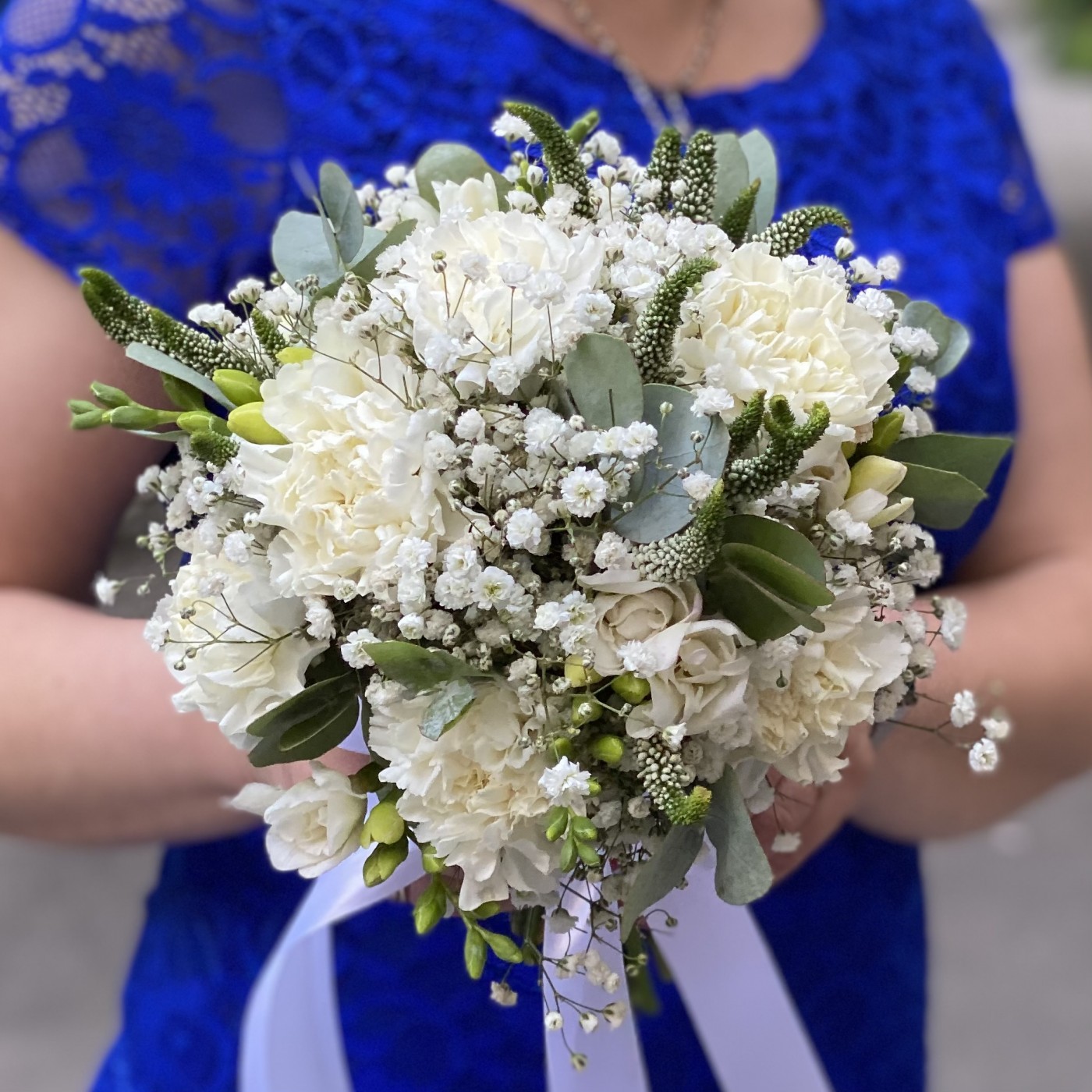 Букет невесты с белыми диантусами и фрезией | доставка по Москве и области