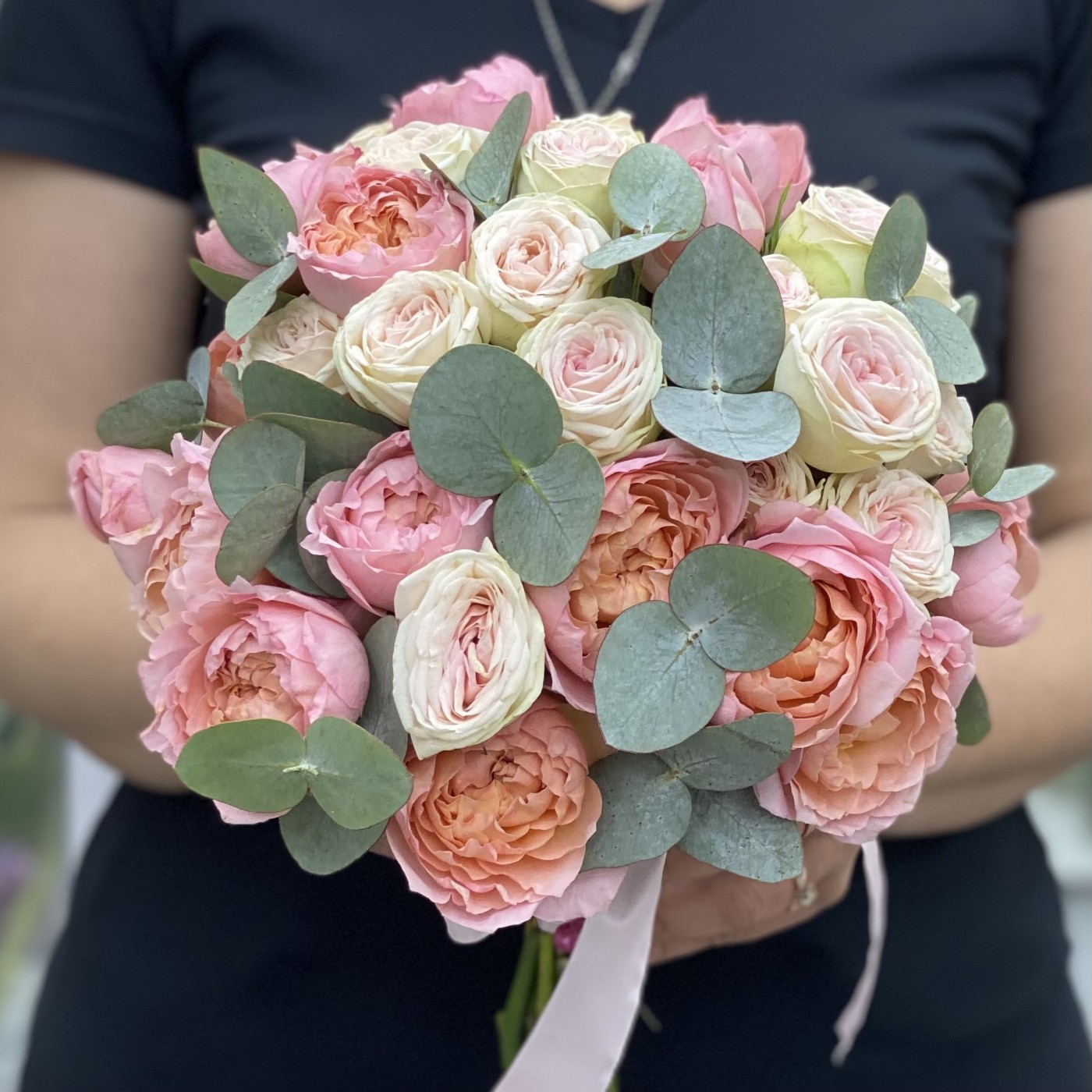 Букет невесты с кустовыми пионовидными розами История любви
