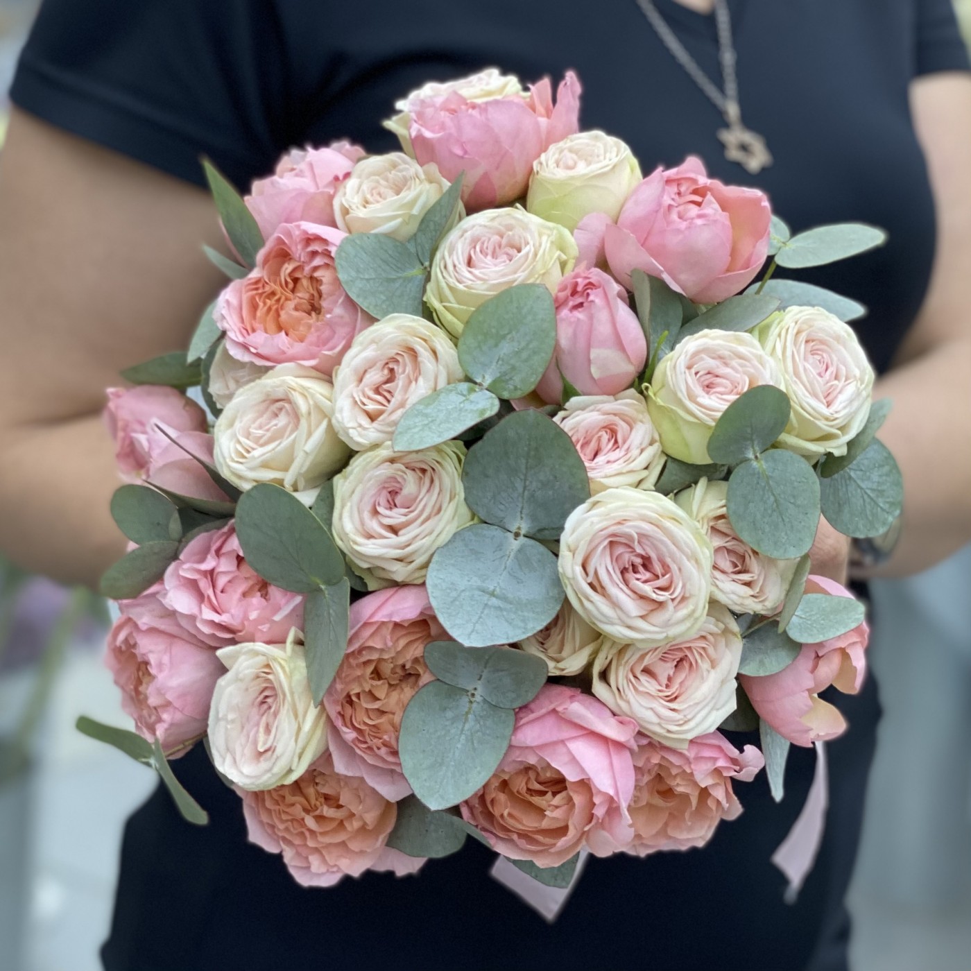 Букет невесты с кустовыми пионовидными розами История любви