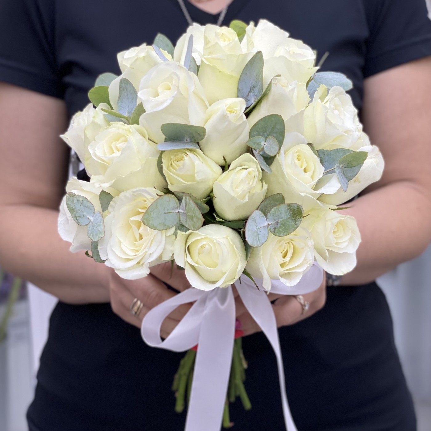 Букет невесты из белых роз с эвкалиптом
