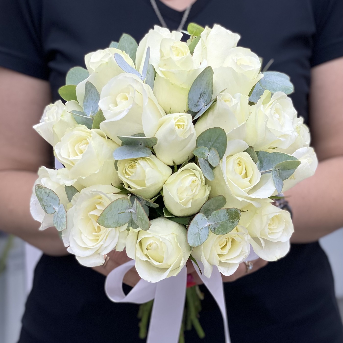 Букет невесты из белых роз с эвкалиптом