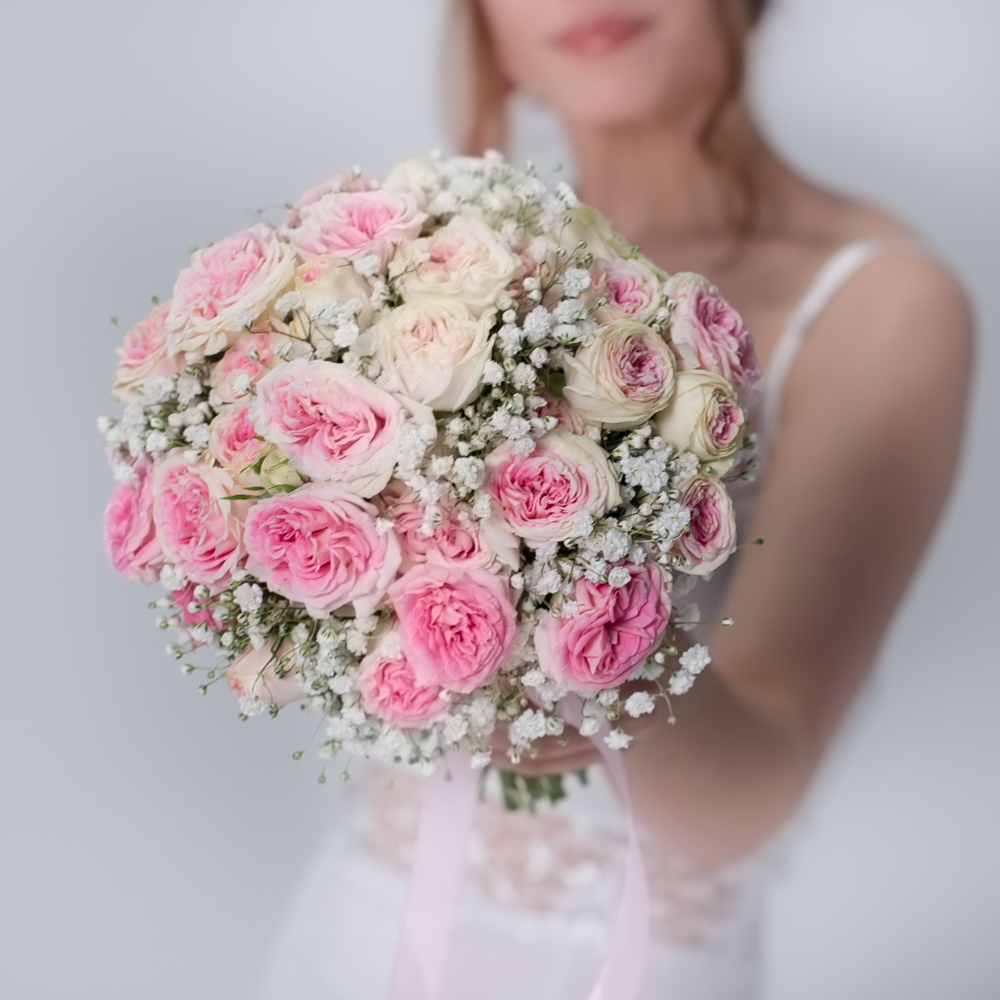 Букет невесты из кустовых пионовидных роз Джелатто с гипсофилой