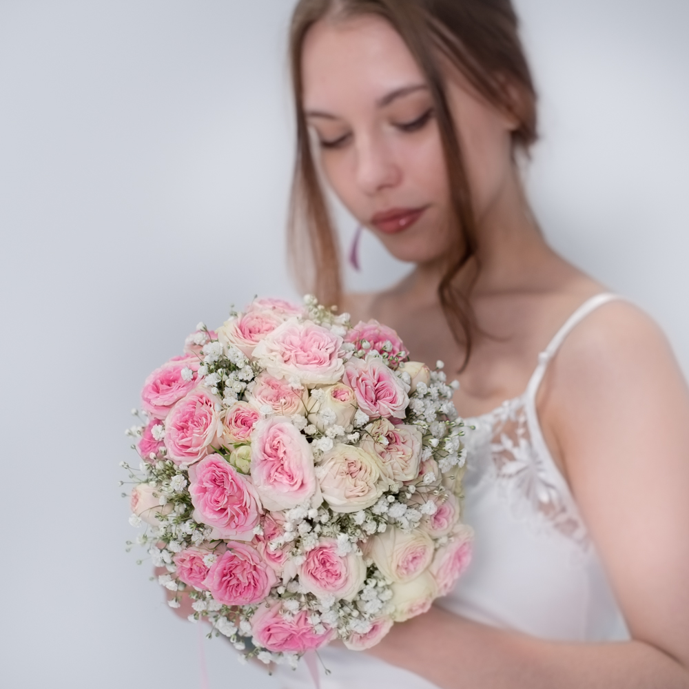 Букет невесты из кустовых пионовидных роз Джелатто с гипсофилой